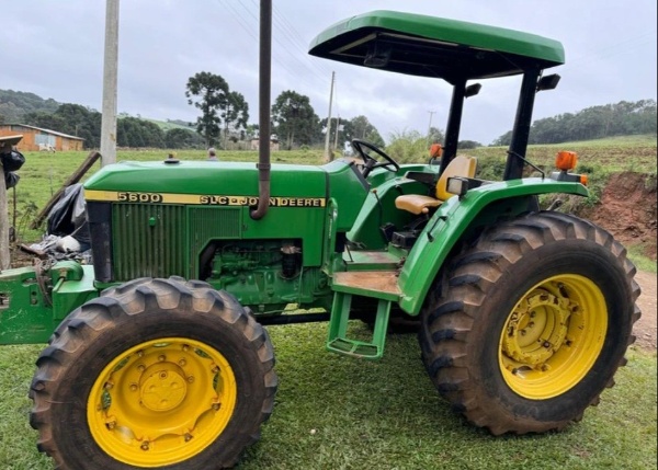 Trator John Deere 5600 ano 2000