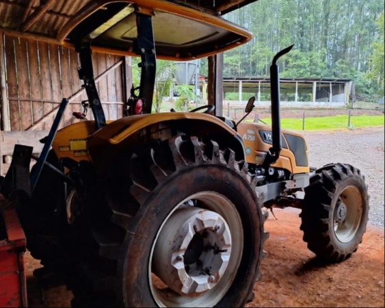Trator Valtra A750 ano 2015