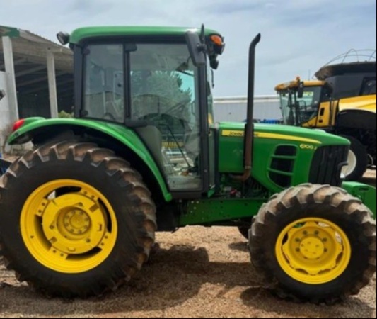 Trator John Deere 6100J ano 2021