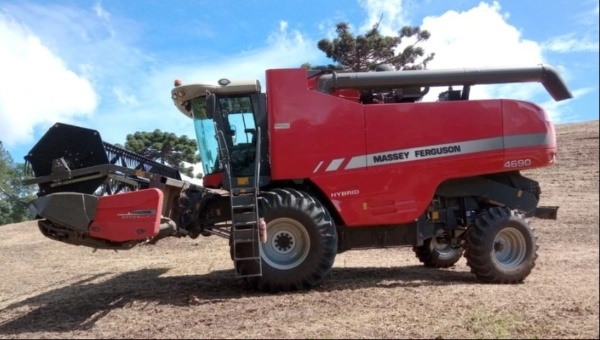 Colheitadeira Massey Ferguson MF 4690 ano 2018