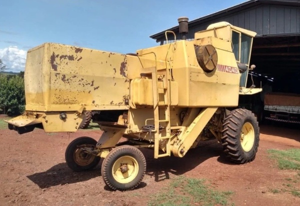 Colheitadeira New Holland 4040 ano 1985