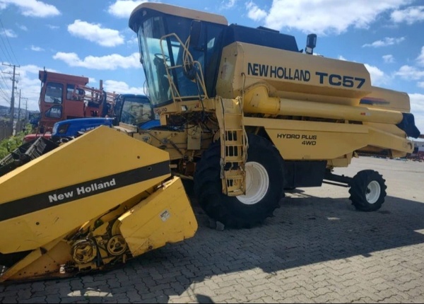 Colheitadeira New Holland TC 57 ano 2001