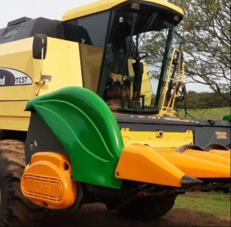 Colheitadeira New Holland TC 57 ano 2002