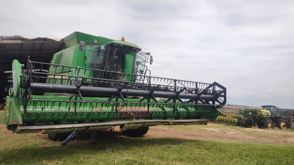 Colheitadeira John Deere 1550 ano 2004 - 1550 - Máquinas Agrícolas