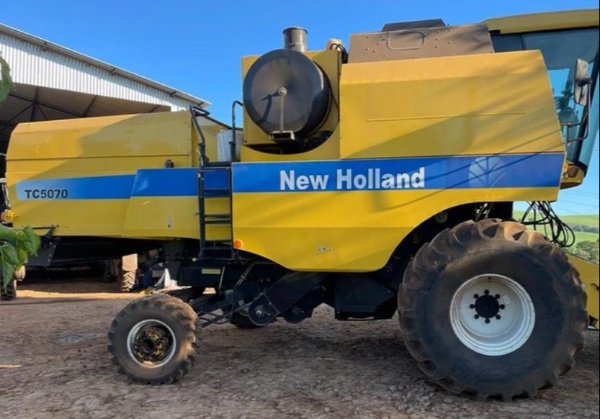 Colheitadeira New Holland TC5070 ano 2011