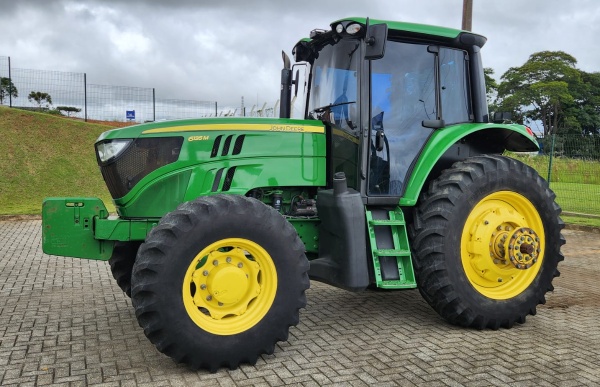 Trator John Deere 6135M ano 2020