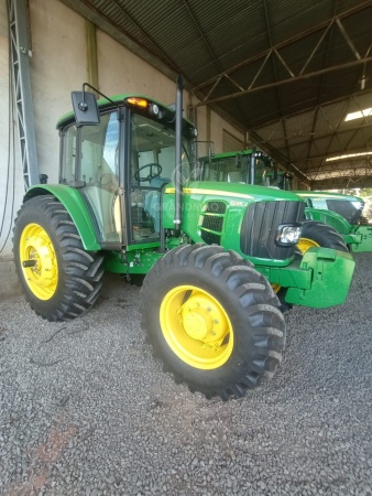 Trator John Deere 6125 J ano 2024