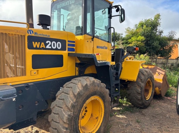 Pá Carregadeira Komatsu WA 200 ano 2020 - WA 200 - Máquinas de Linha Amarela
