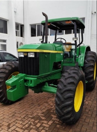 Trator John Deere 6600 ano 1999