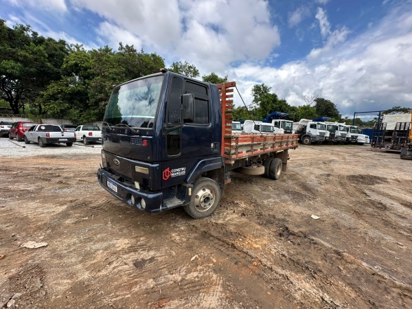 Caminhão Ford CARGO 815 ano 2004