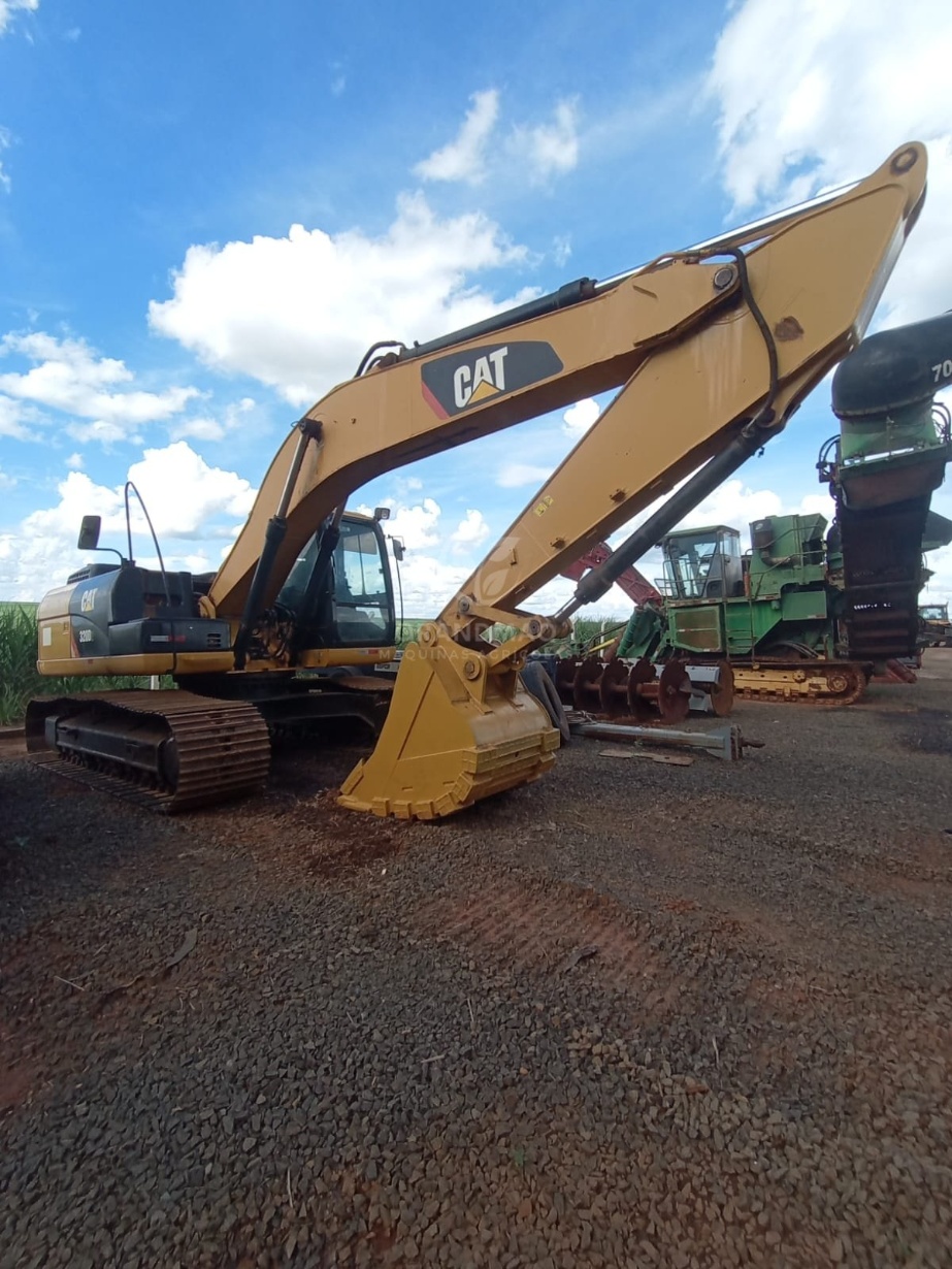 Escavadeira Caterpillar 320 D2 ano 2014