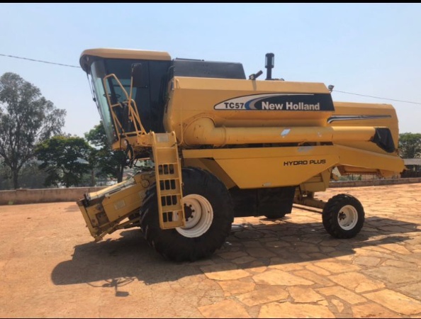 Colheitadeira New Holland TC 57 ano 2003