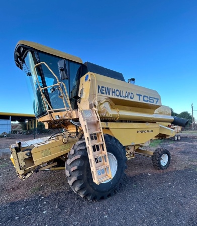 Colheitadeira New Holland TC 57 ano 2002