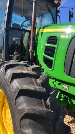Trator John Deere 6110J ano 2014