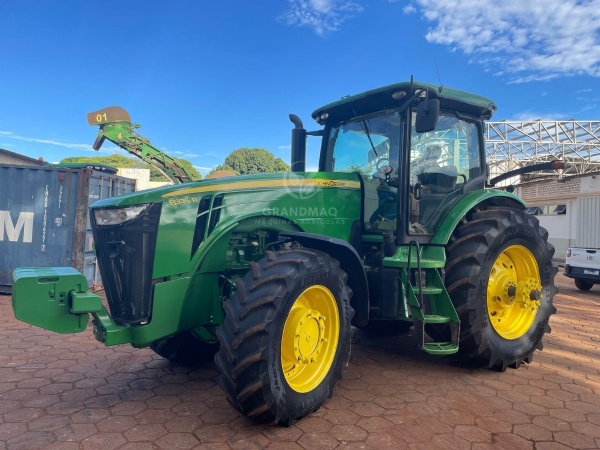 Trator John Deere 8335R ano 2013
