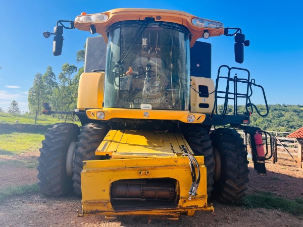 Colheitadeira New Holland CR 9060 ano 2011