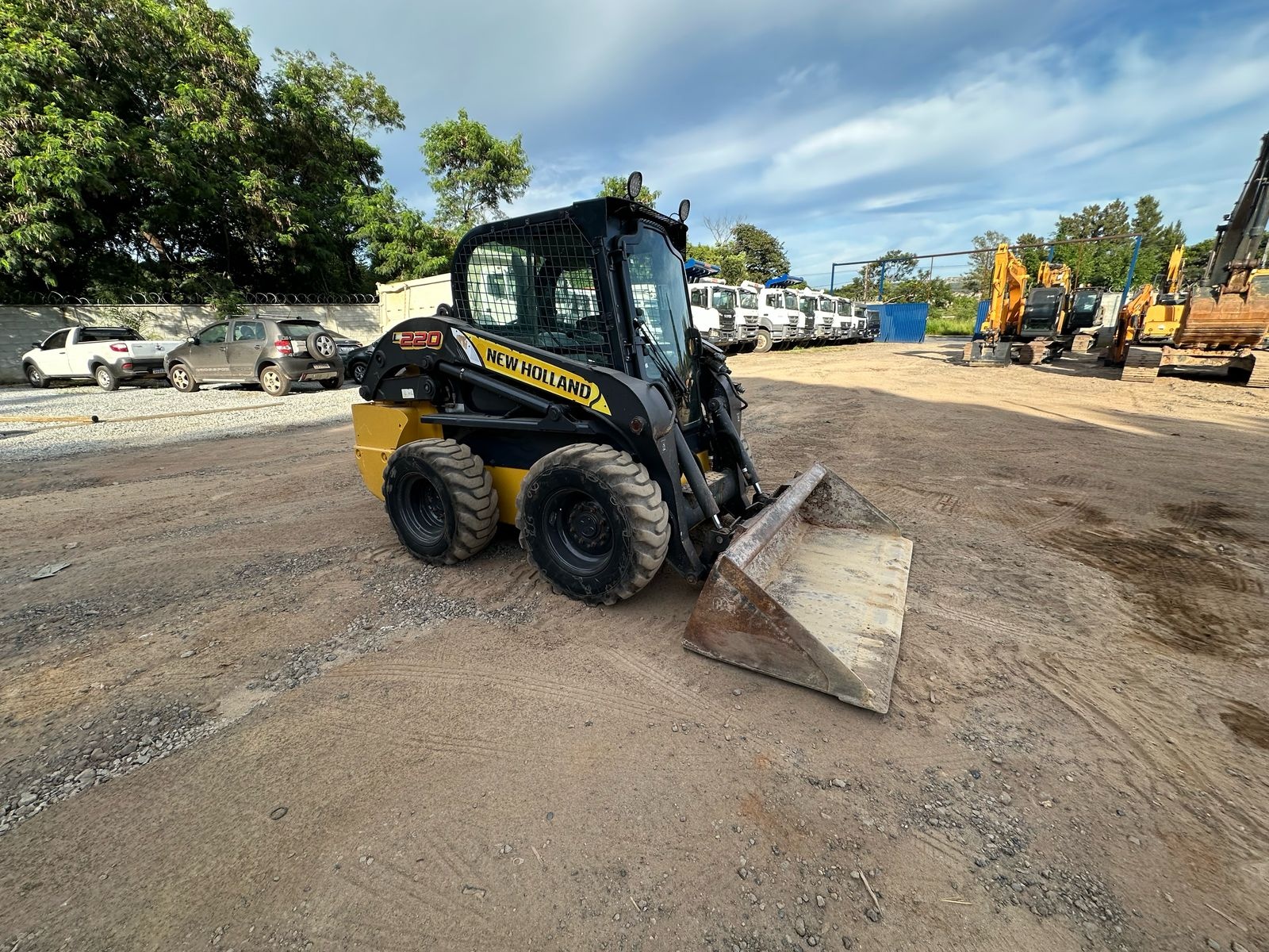 Mini Carregadeira New Holland L220 ano 2018
