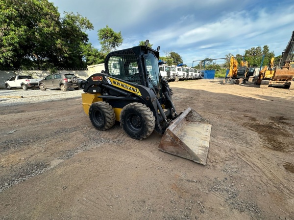 Mini Carregadeira New Holland L220 ano 2018