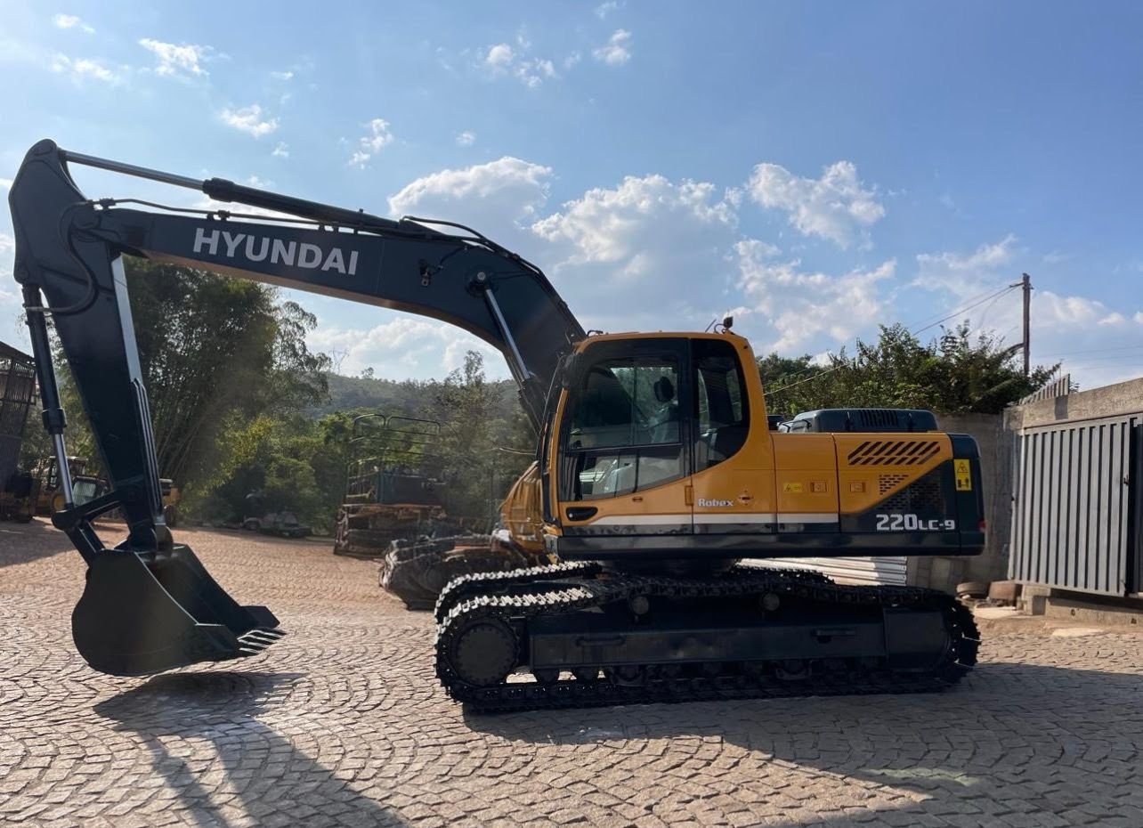 Escavadeira Hyundai R220LC-9 ano 2018