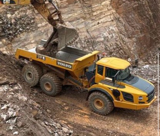 Caminhão Volvo A35F ano 2012