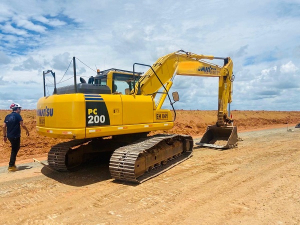 Escavadeira Komatsu PC200 ano 2019