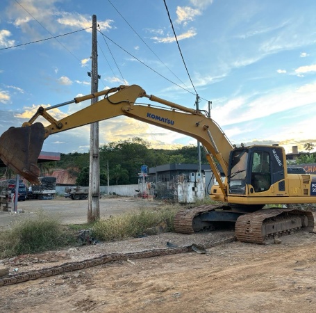 Escavadeira Komatsu PC200 ano 2012