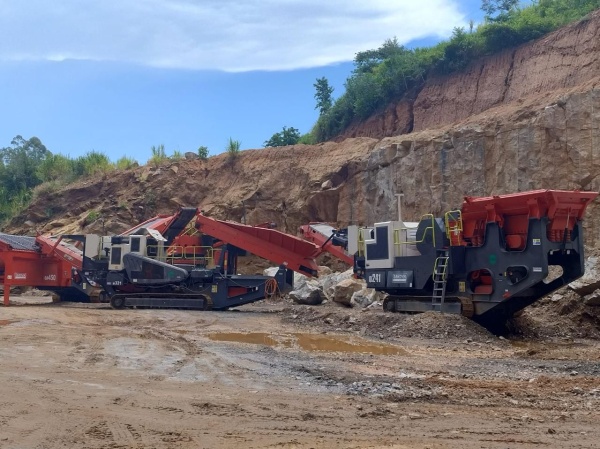 Britador Sandvik QJ-241/QH-331/QA-450 ano 2013