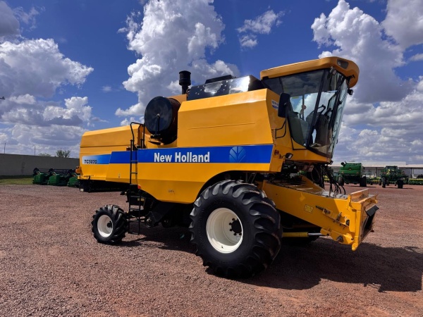 Colheitadeira New Holland TC5070 ano 2010