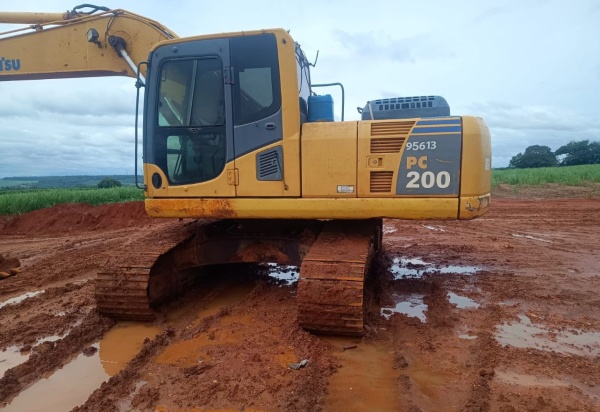 Escavadeira Komatsu PC200 ano 2011