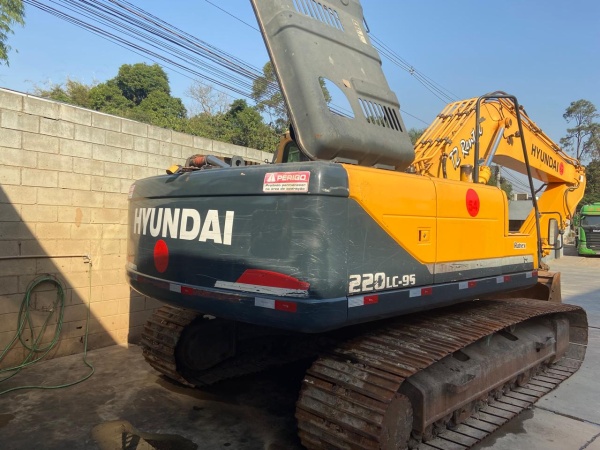 Escavadeira Hyundai 220LC-9S ano 2013