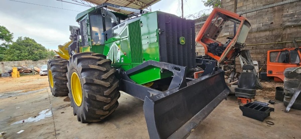 Skidder John Deere 648L ano 2015