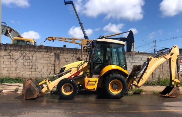 Retroescavadeira New Holland B95B 4x4 ano 2014