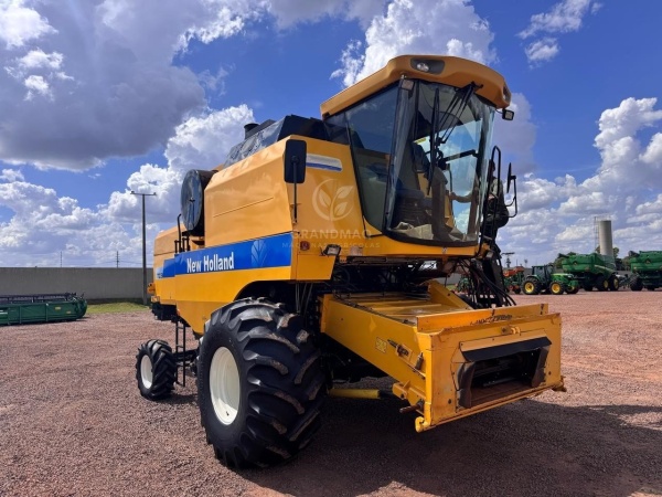 Colheitadeira New Holland TC5070 ano 2010