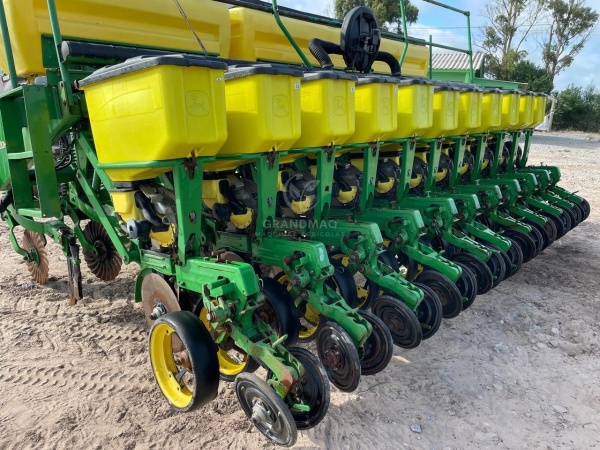 Plantadeira John Deere 1111