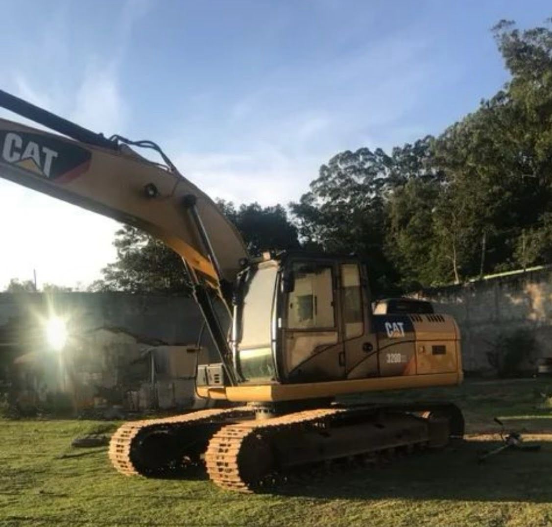 Escavadeira Caterpillar 320 D2L ano 2014