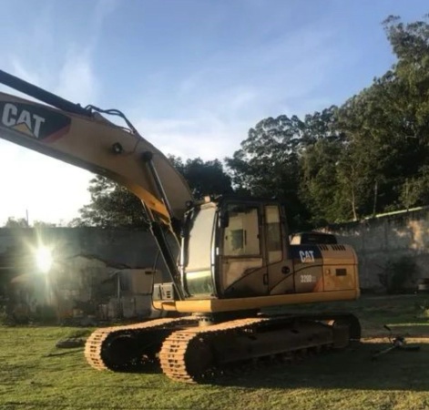 Escavadeira Caterpillar 320 D2L ano 2014