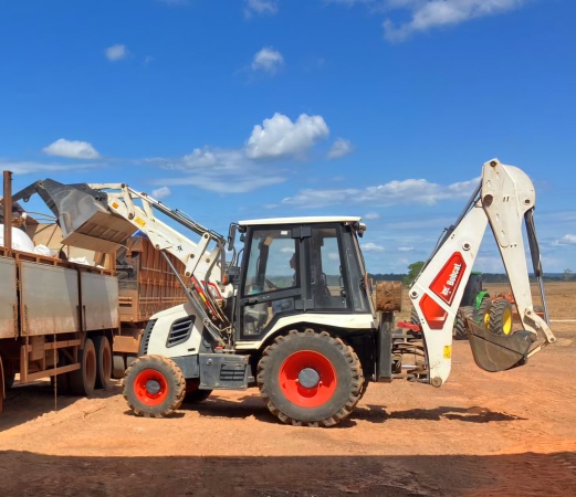 Retroescavadeira Bobcat B760 ano 2021