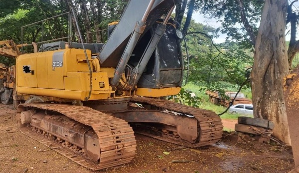 Escavadeira com Garras John Deere 210G LC ano 2017
