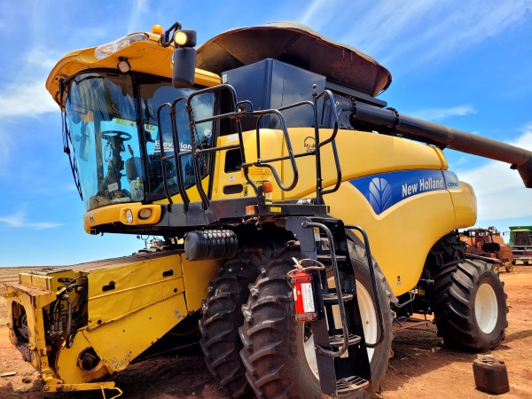 Colheitadeira New Holland CR 9060 ano 2011
