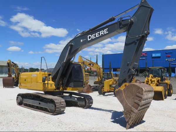 Escavadeira John Deere 200D LC ano 2013