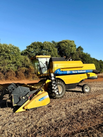 Colheitadeira New Holland TC5070 ano 2011