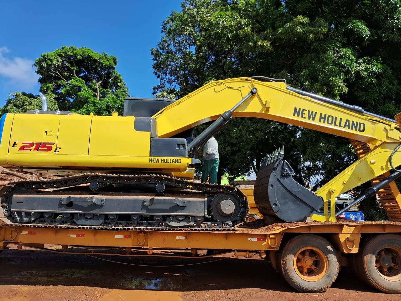 Escavadeira New Holland 215 LC ano 2016
