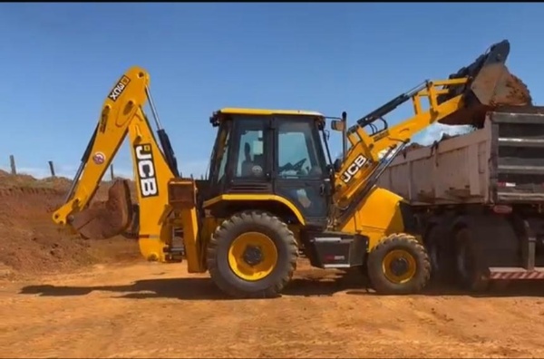 Retroescavadeira JCB 3CX ano 2024