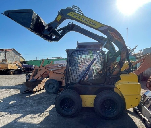 Mini Carregadeira New Holland L220 ano 2011