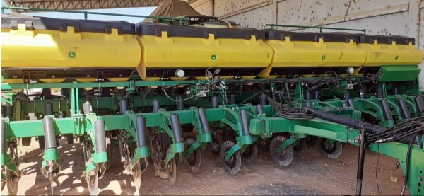 Plantadeira John Deere 2117 ano 2011