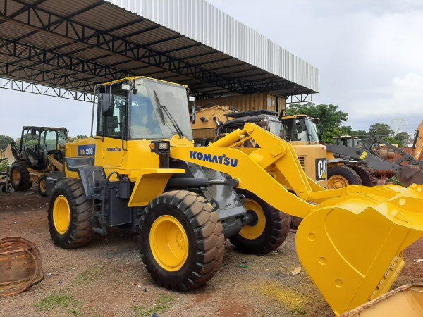 Pá Carregadeira Komatsu WA 200 ano 2018