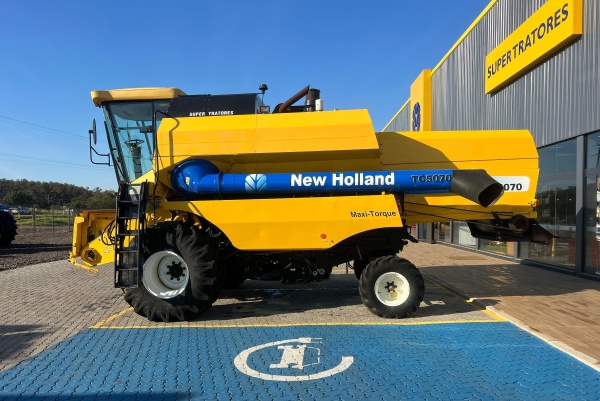 Colheitadeira New Holland TC5070 ano 2009