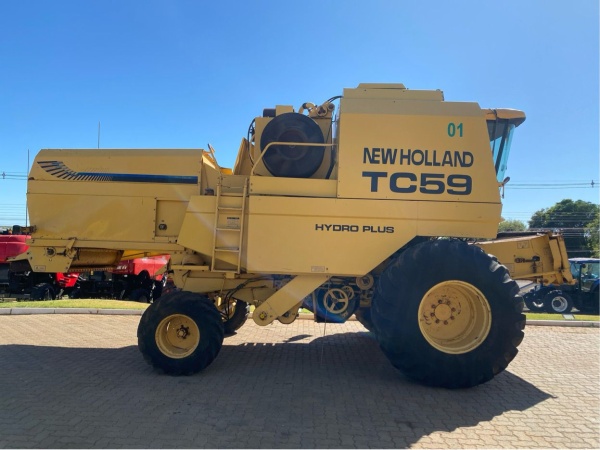 Colheitadeira New Holland TC 59 ano 2000