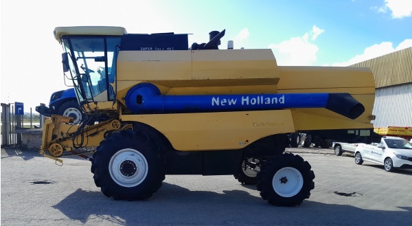 Colheitadeira New Holland TC5070 ano 2012