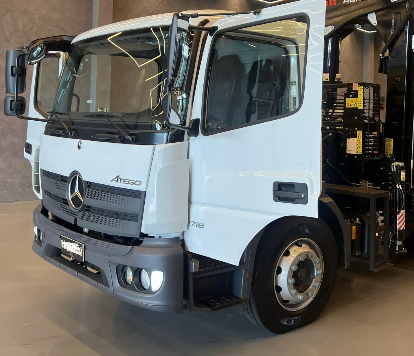 Caminhão Mercedes Benz Atego 1719 ano 2024